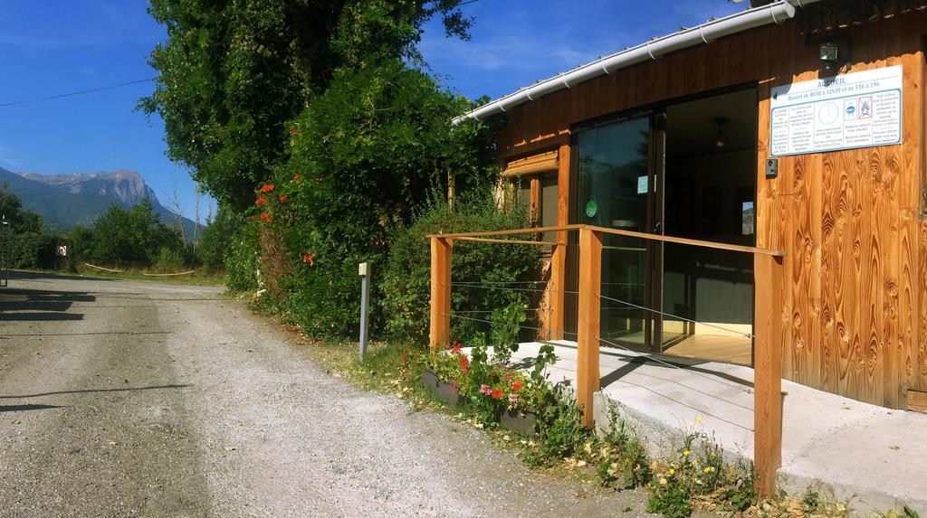 Camping Les Grillons Embrun Exterior photo